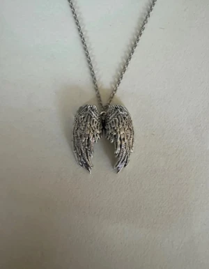 Silverhalsband änglavingar - Perfekta julklappen 🌲  Säljer smycken som skapats som hobby av mig och dottern.   Halskedjor är 50cm.  Bilder på berlock kan vara missvisande så är det viktigt så fråga gärna om mått 🌹  Smycken är inte av äkta guld/silver .   Inga bud godtas då priserna är så billiga❤️
