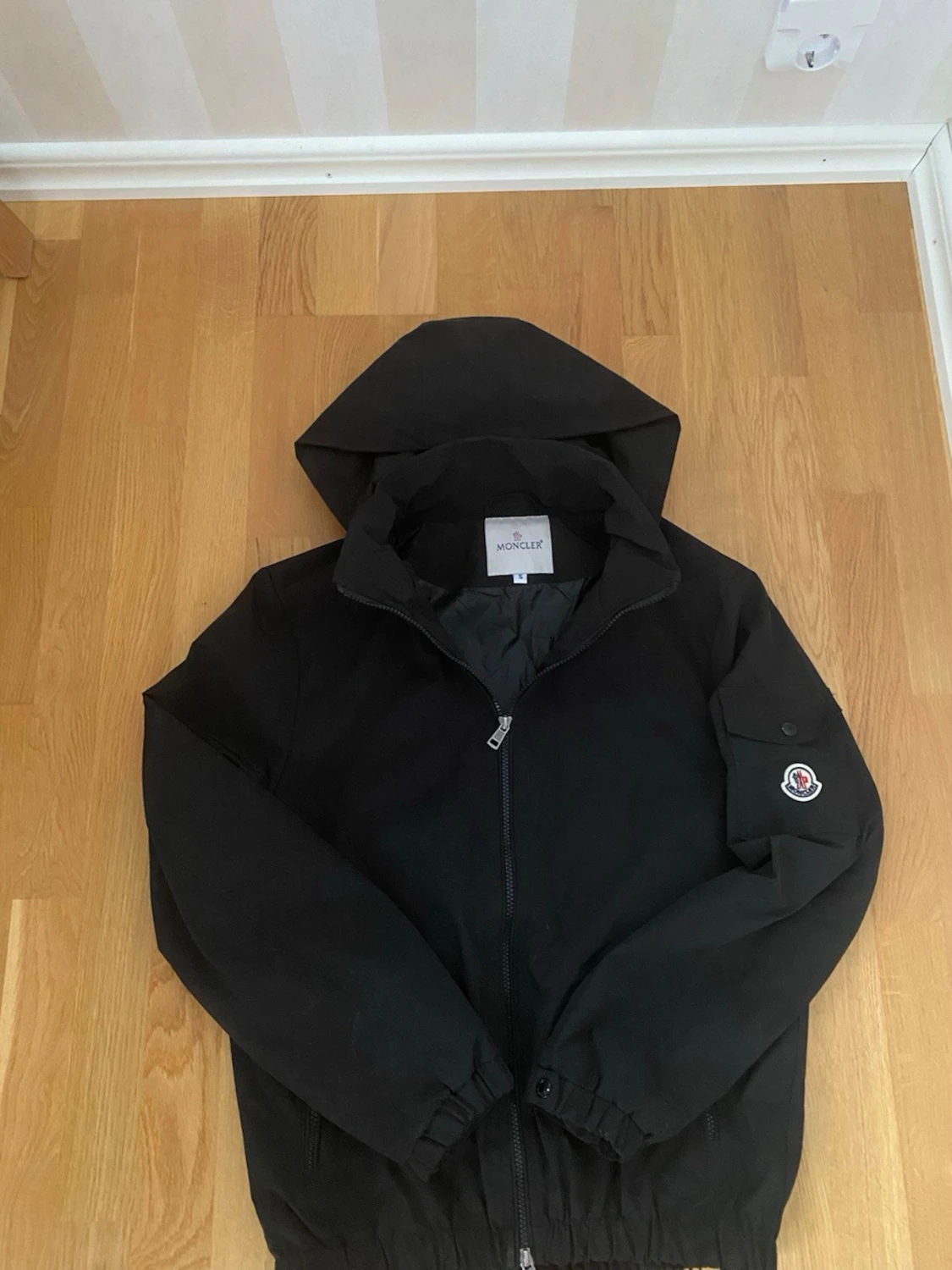 Svart Moncler dunjacka med huva - 1