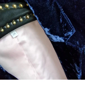 Kavaj i sammet - Kavaj i mörkblå mjuk sammet. Supergosig och härlig till en speciell kväll. Tips för nyår!! (även om det känns långt bort 😆). 