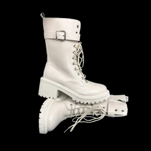 Kängor 🤍 - Tuffa vita combat boots med snörning! 🤍⛓️Storlek 37 (kan även passa en smal 38) 📏Fick i present men ej använda då vit inte är min färg tyvärr 🤥Köp nu 💌