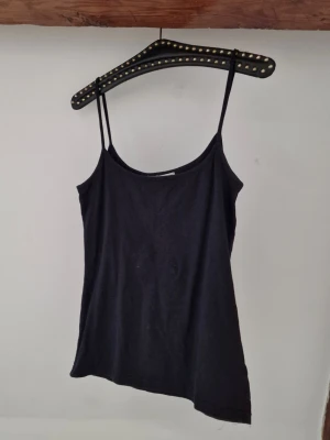 Basic tank top - Spaghetti strap tank top in 96% cotton. In very good condition, with very slight pilling (see picture) 