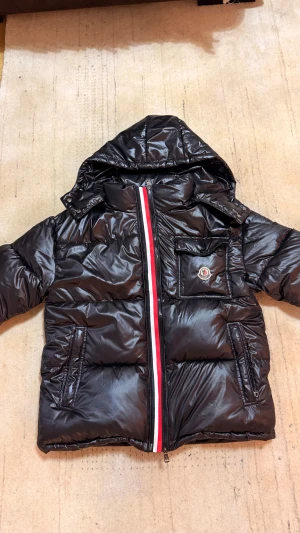 Moncler pufferjacka  - Helt ny bara testad jätte fin och mysig att ha på dig passar perfekt till kommande vinterkylan  nfc tag osv