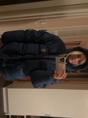 Fjällräven jacka - Navy - Säljer min fjällräven jacka, priset kan diskuteras vid snabb affär! Har en defekt vid sidan man knappt märker! ” EXPEDITION DOWN” Jackan sitter bra på mig som är 169! Storlek XS! 🩷