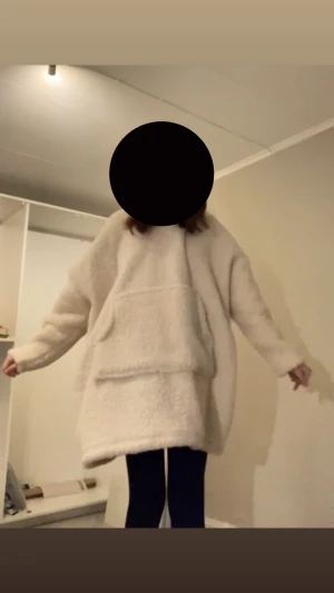 Oversized teddyhoodie - Supermysig oversized teddyhoodie i ljus beige med stor huva och rymlig magficka. Ger en chill och cozy vibe. Perfekt för kalla dagar när du vill vara extra bekväm.