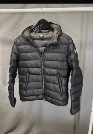 Colmar jacka - Supersnygg colmar jacka! Size 46 motsvarar xs-s. Modellen är 179 och den är lite liten! Passar 165-175cm! Skick 8/10 dragkedja sönder längst upp. Men funkar som vanligt sålänge du inte drar hela vägen upp! annars väldigt fint skick! Nypris 4000kr ca! Hör av dig vid minsta fundering! Passar både tjej o kille☺️