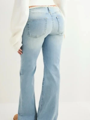 Ljusblå bootcut jeans - Snygga ljusblå jeans med bootcut-modell och klassiska bakfickor. Jeansen har en hög midja och är tillverkade i mjukt denimtyg som ger en skön passform. Perfekta för en avslappnad och trendig look.