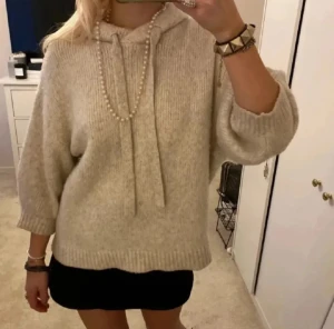 Beige stickad hoodie - Säljer en beige stickad hoodie från Zara i storlek M. Köpt på plick men säljer då den tyvärr var för stor 💗 Första bilden är lånad. Pris kan diskuteras vid snabb affär 😊Kan även tänka mig att byta mot en mindre storlek 
