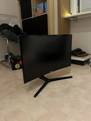 Samsung Curved Monitor - Snygg och modern Samsung curved monitor i gott skick. Perfekt för gaming eller arbete med sin böjda skärm som ger en uppslukande upplevelse. Inga synliga repor eller skador på skärmen eller stativet. Stilren design som passar de flesta skrivbord. Den har 2 hdmi uttagen, 1 högtalar uttag. Skriv till mig för mer information.