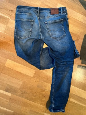 Jeans från Jack and Jones  - Modell Regular clark i använt skick med slitage vid skrevet (sista bilden) köpta för 900