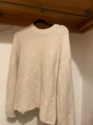 Beige stickad tröja -  Säljer en jättefin beige stickad tröja från SHEIN. Använd endast 2–3 gånger, i väldigt fint skick – nästan som ny!  • Storlek M (men lite för liten för mig) • Mjukt stickat material • Perfekt till höst/vinter • Snygg beige färg som passar allt  Pris kan diskuteras. 