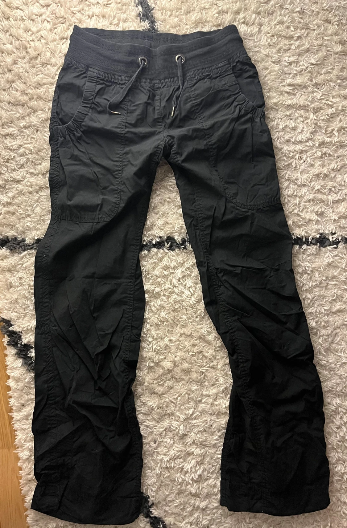 Svarta cargopats-lika byxor med snörning