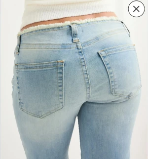 Säljer ett par jättefina jeans ifrån Nelly  - Helt nya jeans med prislappen kvar gick inte att skicka tbx så drf jag säljer dom.          Ny pris 699kr mitt pris 600.                               Priset kan diskuteras vid snabb affär💕.          För fler bilder eller frågor skriv privat