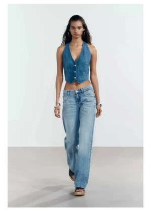 Zara jeans - Vida, ljusblå jeans från Zara. Använd fåtal gånger. Säljer då jag inte använder dem. Nypris 400. 