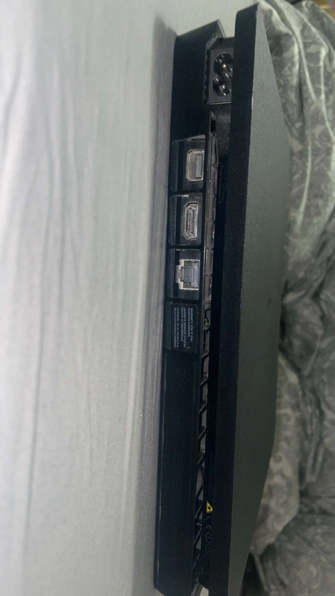 PlayStation 4 Slim med 2 DualShock 4 kontroller - 1