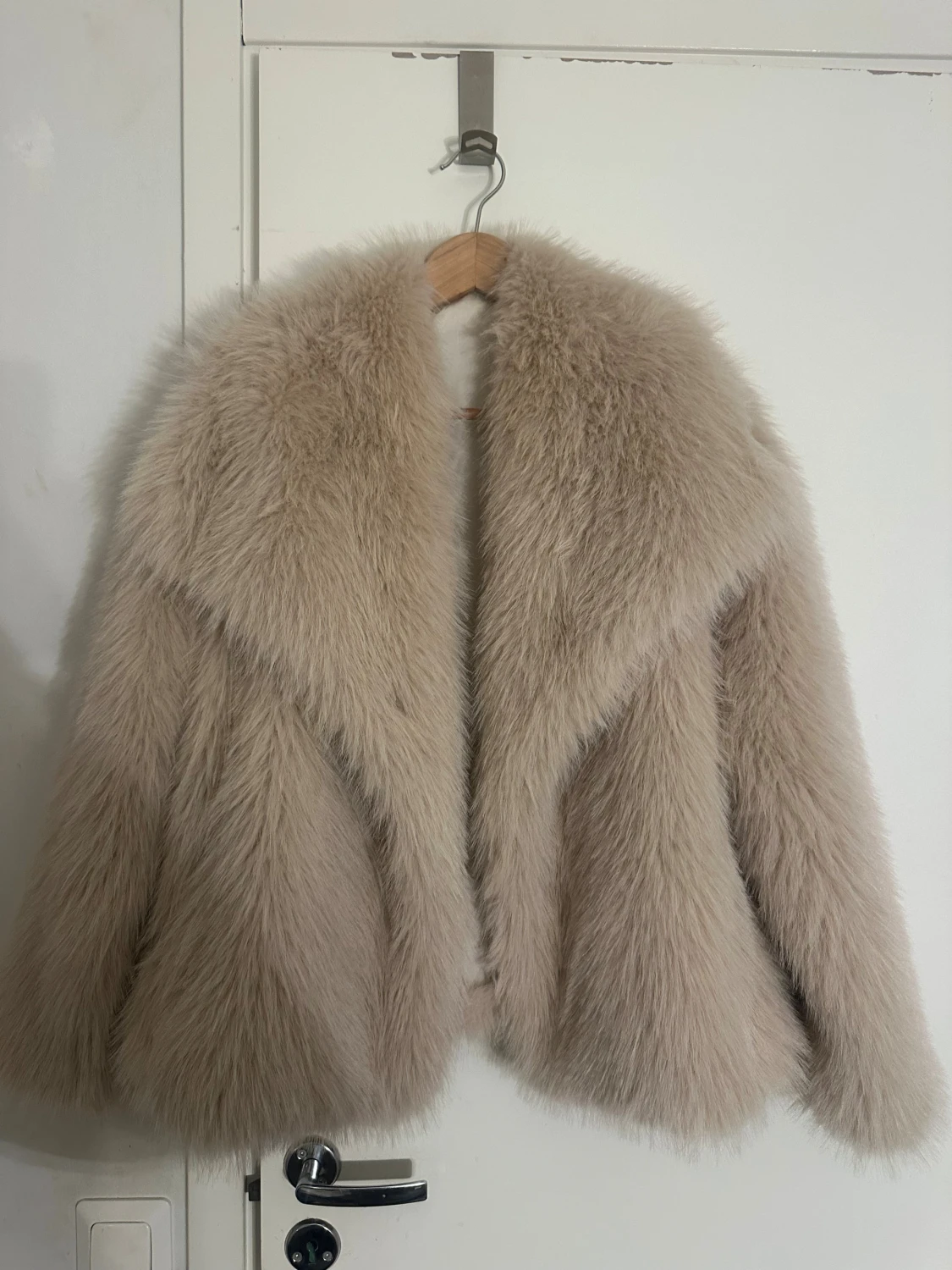 Beige fluffig pälsjacka - 1