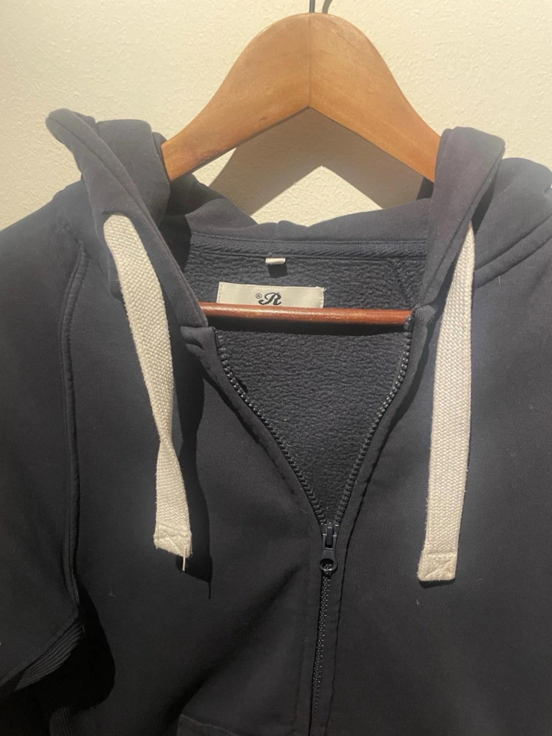 Säljer en blå russemerch tröja   - 2