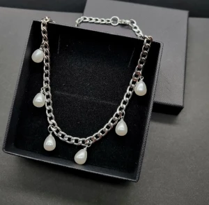 Stilfullt halsband med pärlor  - Material-rostfritt stål. Längd-40cm. Kedjetjocklek-5mm 