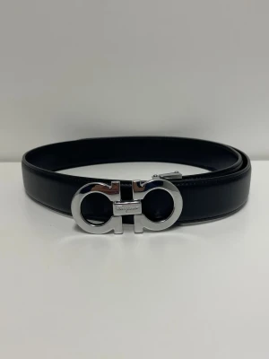 Ferregamo Bälte - Säljer en helt nytt bälte aldrig använd. Storlek 110. Snabb frakt, postas inom 24h efter köp. Skriv gärna om du har fler frågor. Kan även hämtas i Stockholm. 