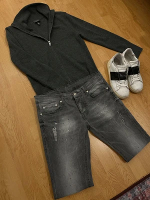 Zip up cardigan - Säljer denna shyssta hel zip cardigan från hm. Kom gärna med prisförslag🤝