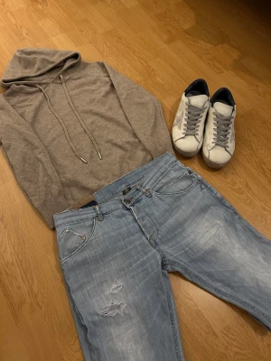 Stickad hoodie  - Säljer denna schyssta stickade hoodien i storlek xs märket är okänt. Kom gärna med prisförslag 