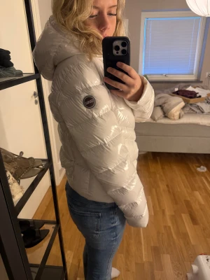 Vit pufferjacka från Colmar - Strl 38 passar mig som är 165 och brukar ha 34