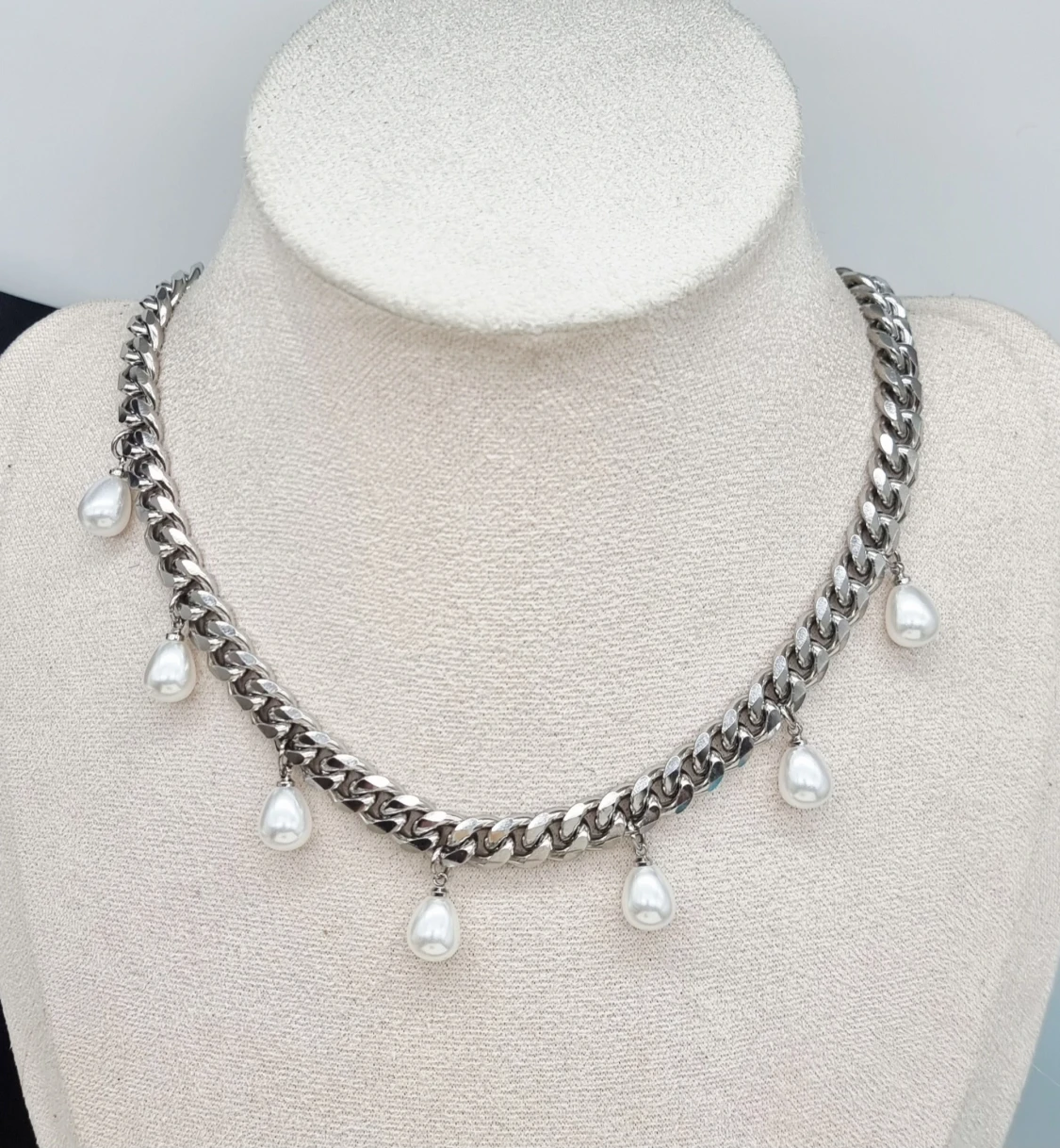 Stilfullt halsband med pärlor  - 2