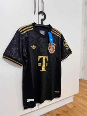 Bayern Munich 125 anniversary - Hej säljer min Bayern Munich 125 anniversary tröja till ett bra pris då den inte kommer till någon användning.Den är helt ny och har inget fel på sig.Perfekt för dig som vill ha julklapp eller ska ge bort en julklapp.  Kan fraktas via PostNord   Priset kan diskuteras vid snabb affär 