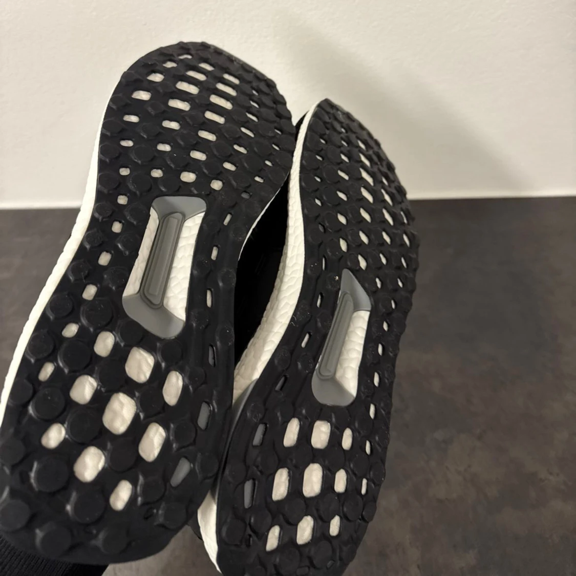 Adidas Ultraboost svarta sneakers 43 - 4