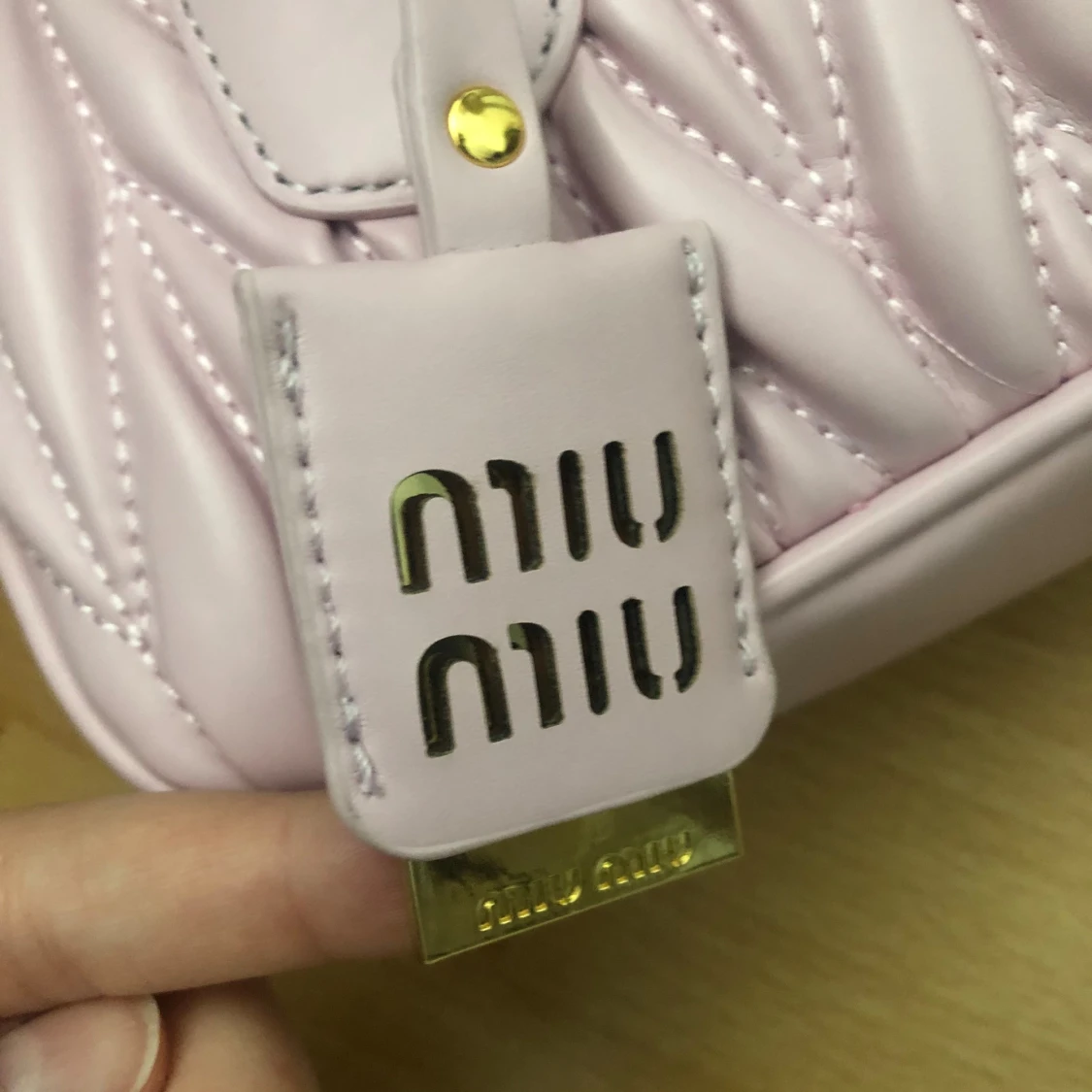 Ljusrosa quiltad handväska från Miu Miu - 2