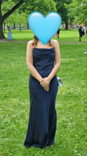 Balklänning - Säljer nu min klänning som jag hade på studentbalen. Jättefin och enkel med detaljer i ryggen och framtill🥰Står ingen storlek i klänningen men jag är en S/M/38😇