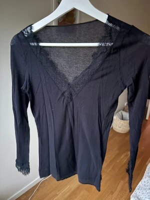 Intimissimi långärmad spetstopp - Fin topp från intimissimi, stretchig o skön. Använd en del men fint skick fortfarande, passar till allt! Perfekt både till fest och vardag.