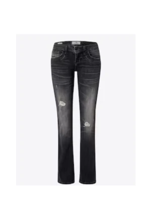 Ltb svarta bootcut jeans med slitningar - Säljer ett par svarta ltb jeans med bootcut passform och snygga slitningar på både fram- och baksida. Jeansen har låg midja, Perfekt för dig som gillar en cool och avslappnad stil.