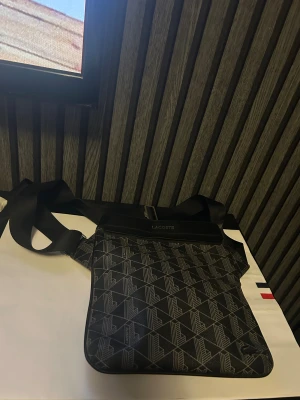 Lacoste monogram axelväska - Använd en sommar köpt för 1300kr