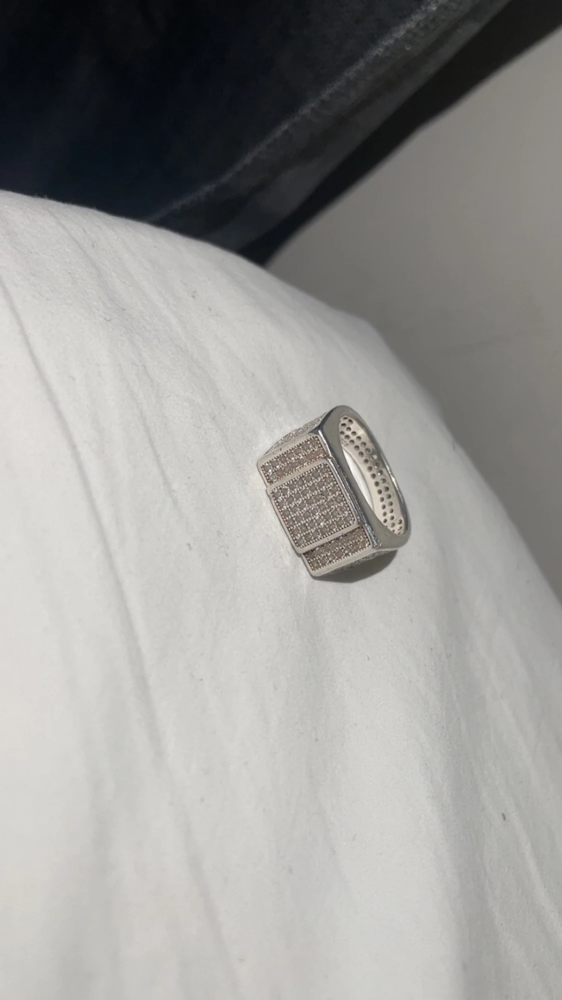 silverring med glittriga stenar