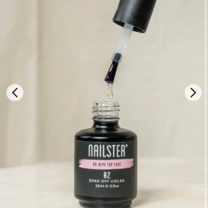 Nailster No Wipe Top Coat 02 - Säljer nu transparent top coat från Nailster. Ger en glansig finish och appliceras med pensel. Passar för UV/LED-härdning och är perfekt för att försegla nagellack. Ungefär halva burken kvar, kommer ej till användning då jag gått över till gel iQ. Nytt pris ca 100 mitt pris 20