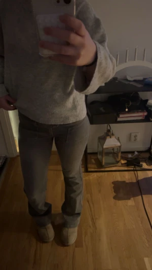 Grå bootcut jeans från 157 - Snygga grå jeans från 157 med flared passform och låg midjade. Jeansen har två stora framfickor, dubbla knappar i midjan och klassisk femficksdesign. Materialet är jeans med en lätt tvättad look som ger en cool vibe. säljer dessa på grund av att dessa är för små. Skirv om ni har frågor osv!💕