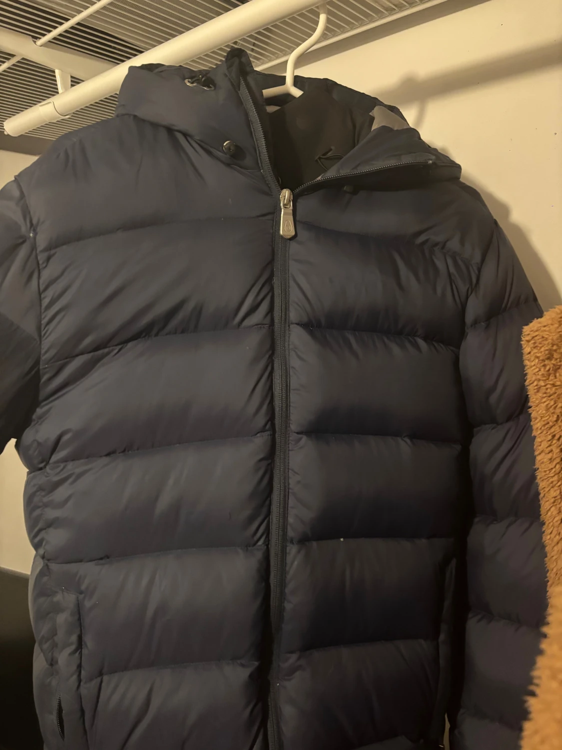 Mörkblå pufferjacka med huva från Sail Racing - 2