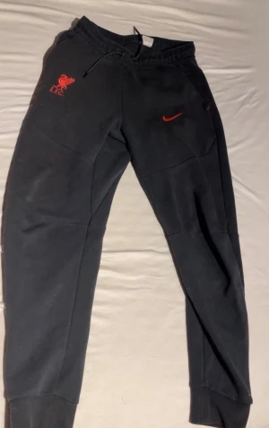 LFC nike tech byxor  - Tja, säljer ett par Nike tech fleece byxor med Liverpool FC tema. De är i fint skick. Köptes för runt 1300kr för något år sedan på unisport. Vid fundering är det bara att höra av sig. 