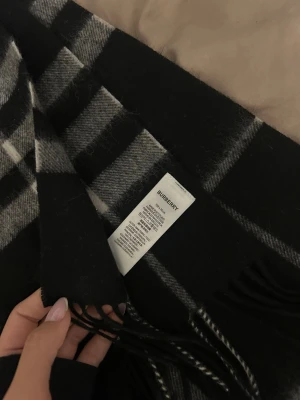 Svart och grå rutig halsduk Burberry - Köpt på farfetch för 4900kr knappt använd  den är nästan i ny skick