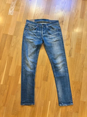 Dondup - Säljer ett par Dondups med små slitningar  pågrund av att dom var för små för mig.