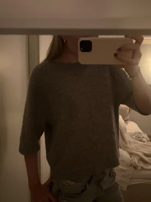 Stickad tröja &Other Stories  - säljer en grå stickad tröja från &Other Stories 🌟