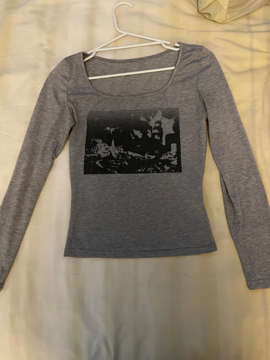 Grå långärmad topp med tryck