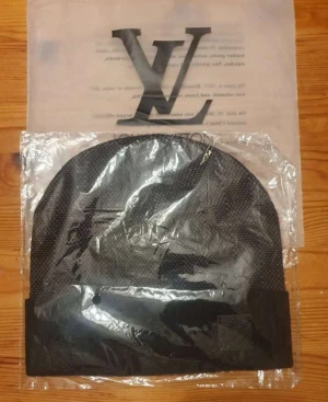  rutig mössa i grått och svart - Snygg mössa. Randig svart och grå