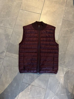 Väst från Falconeri - Falconeri väst i size 48 IT som motsvarar runt M, den är i en snygg vinröd färg. Köptes på Sturegallerian i dess affär för ett tag sedan, är sparsamt använd. Nypris runt 3500kr  och färgen säljs inte längre. Kan få med påsen och inslagspapper från butik men kvittot är borttappat. Bara att höra av dig vid frågor eller funderingar.