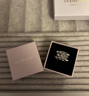Edblad ring💞 - Jättefin silver ring med nitar från Edblad💞storlek 17,50. Endast använd fåtal gånger❣️