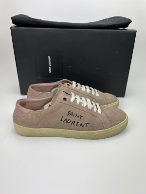 Saint Laurent skor  - December REA! Hej, säljer nu dessa svin snygga ysl skor. Skorna är i fint skick! Begränsat antal boxar och dustbag. Hör av dig vid frågor. 