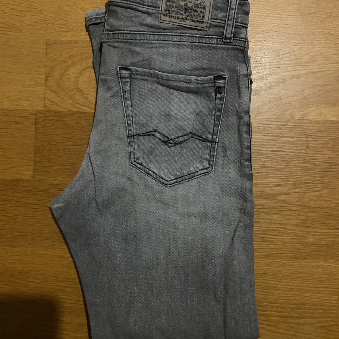 Grå jeansbyxor (Replay)