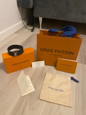 Armband - Säljer ett stilrent svart armband med deras ikoniska mönster. Kommer i originalförpackning. Helt ny aldrig använd. OBS PRIS KAN DISKUTERAS OCH SKRIV FÖR FLER BILDER