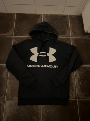 Under Armour hoodie - Säljer nu en fet hoodie i acceptabelt skick!
