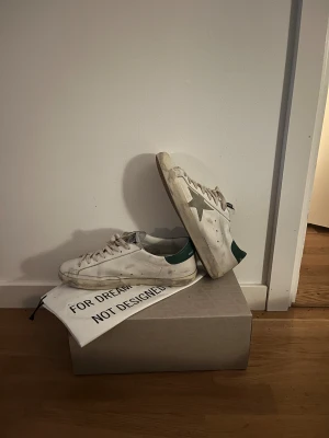 Golden goose  - Golden goose skor köpta på selfridges i London påse och box tillkommer skorna är 100 procent äkta kvitto finns och priset kan diskuteras dem är vit,gröna och i nytt skick endast använda ett fåtal gånger köpta för 6500kr